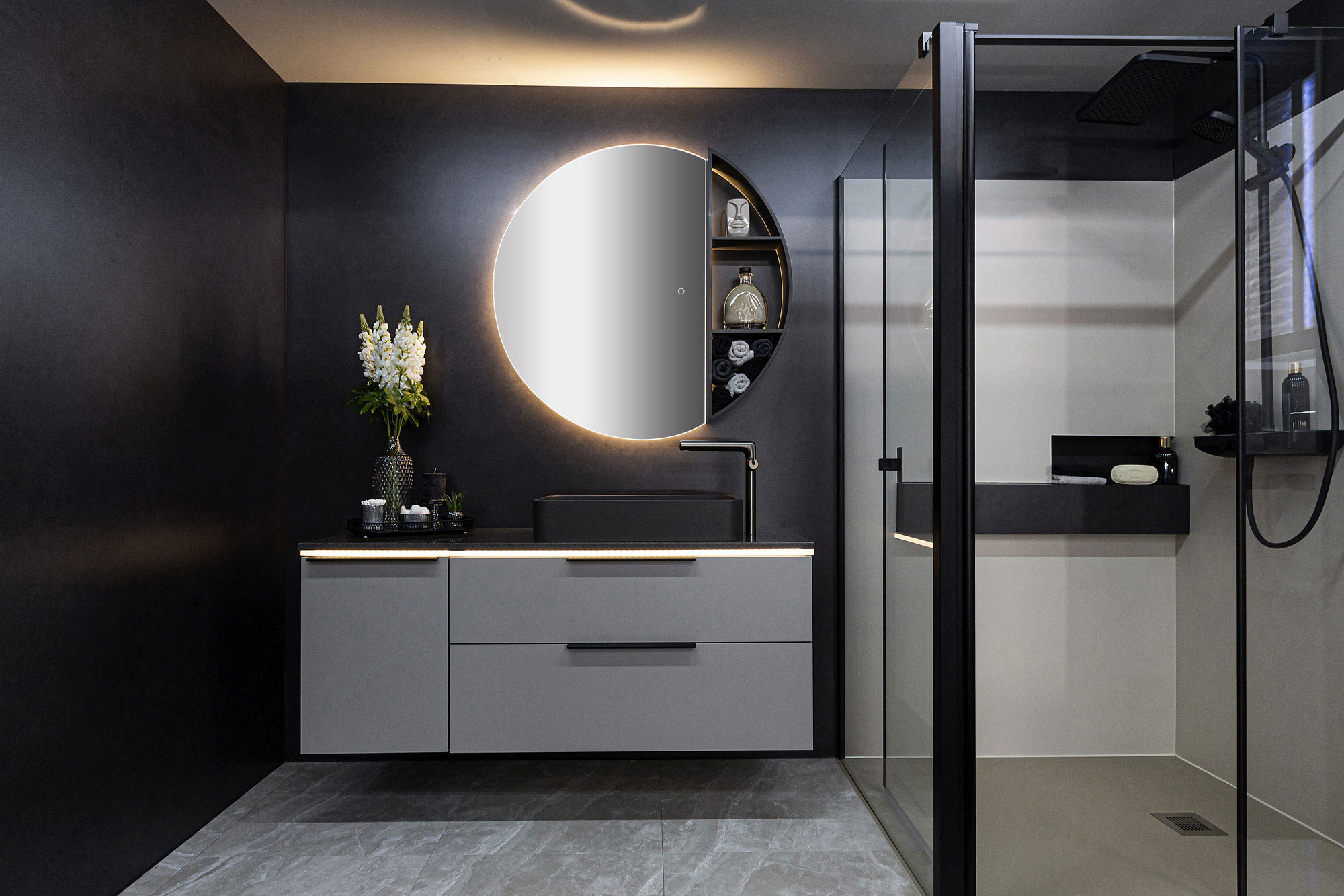 Modische Badezimmerkombination in Taupe mit schwarzen Griffe, Aufsatzwaschbecken, Platte, Armatur, Dusche und stilvollen fugenlosen Duschwänden.