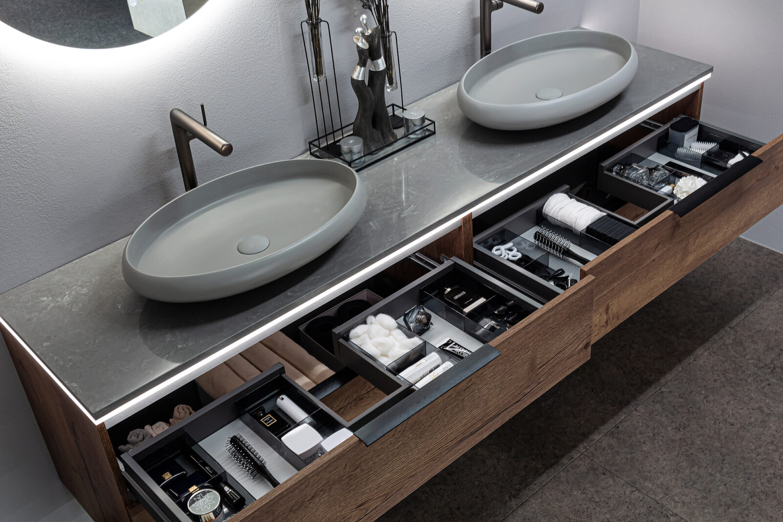 Ein exklusives Badmöbel-Set mit einem 200 cm breiten Doppelwaschtisch aus Tabakeiche und Marmor-Stein. Das Set enthält stilvolle Aufsatzbecken und verleiht Ihrem Badezimmer eine zeitlose Eleganz.