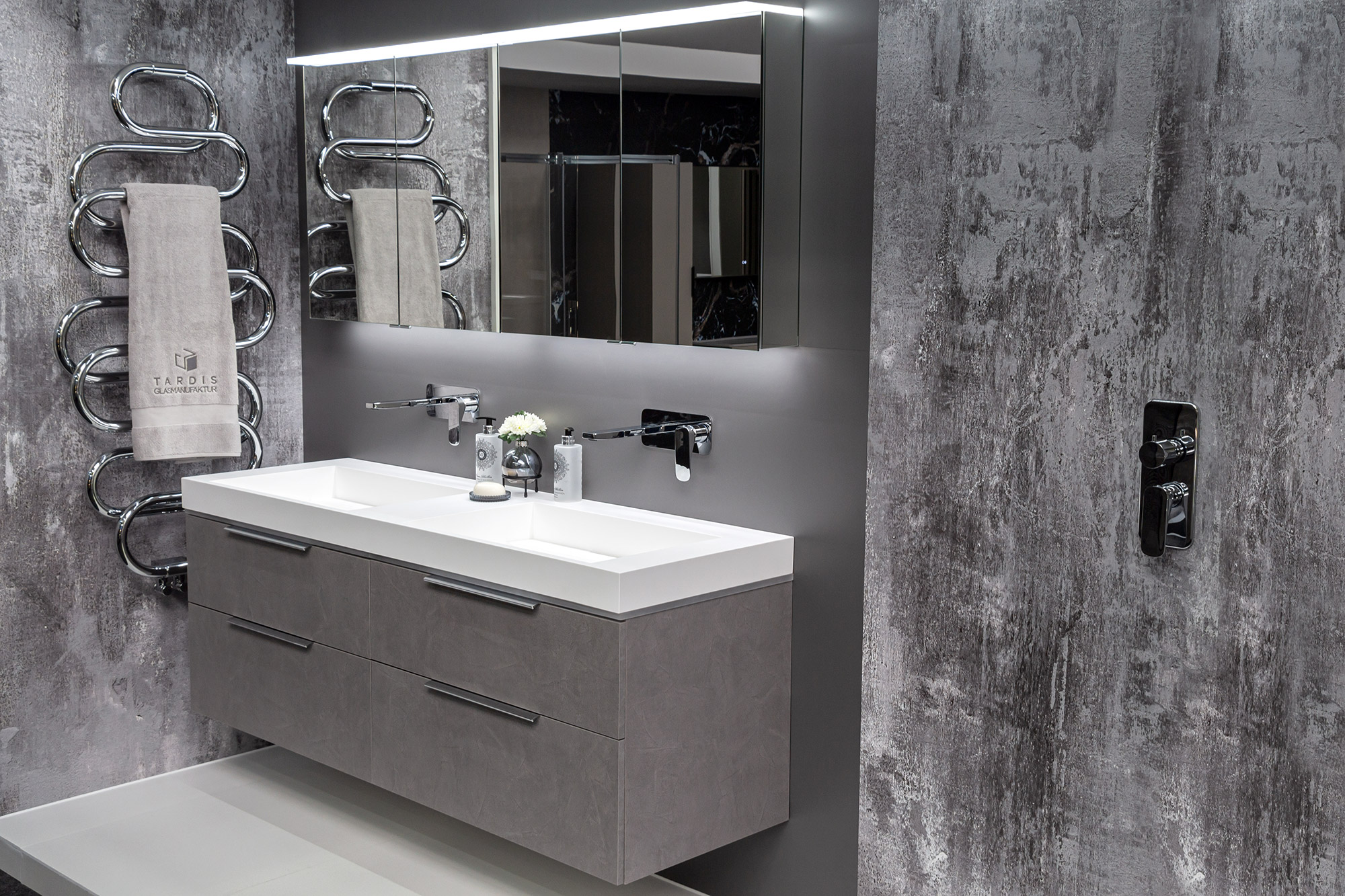 Exklusives Badezimmer mit Spiegelschrank, Doppelwaschbecken und grauen Badmöbeln sowie elegantem Heizkörper