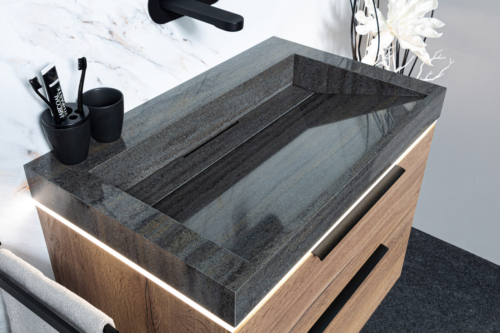 xklusive Gäste-WC Badmöbel: Tabakeiche Waschtisch 80 cm mit stilvollen schwarzen Griffen, beeindruckendes Marmor-Stein Waschbecken.