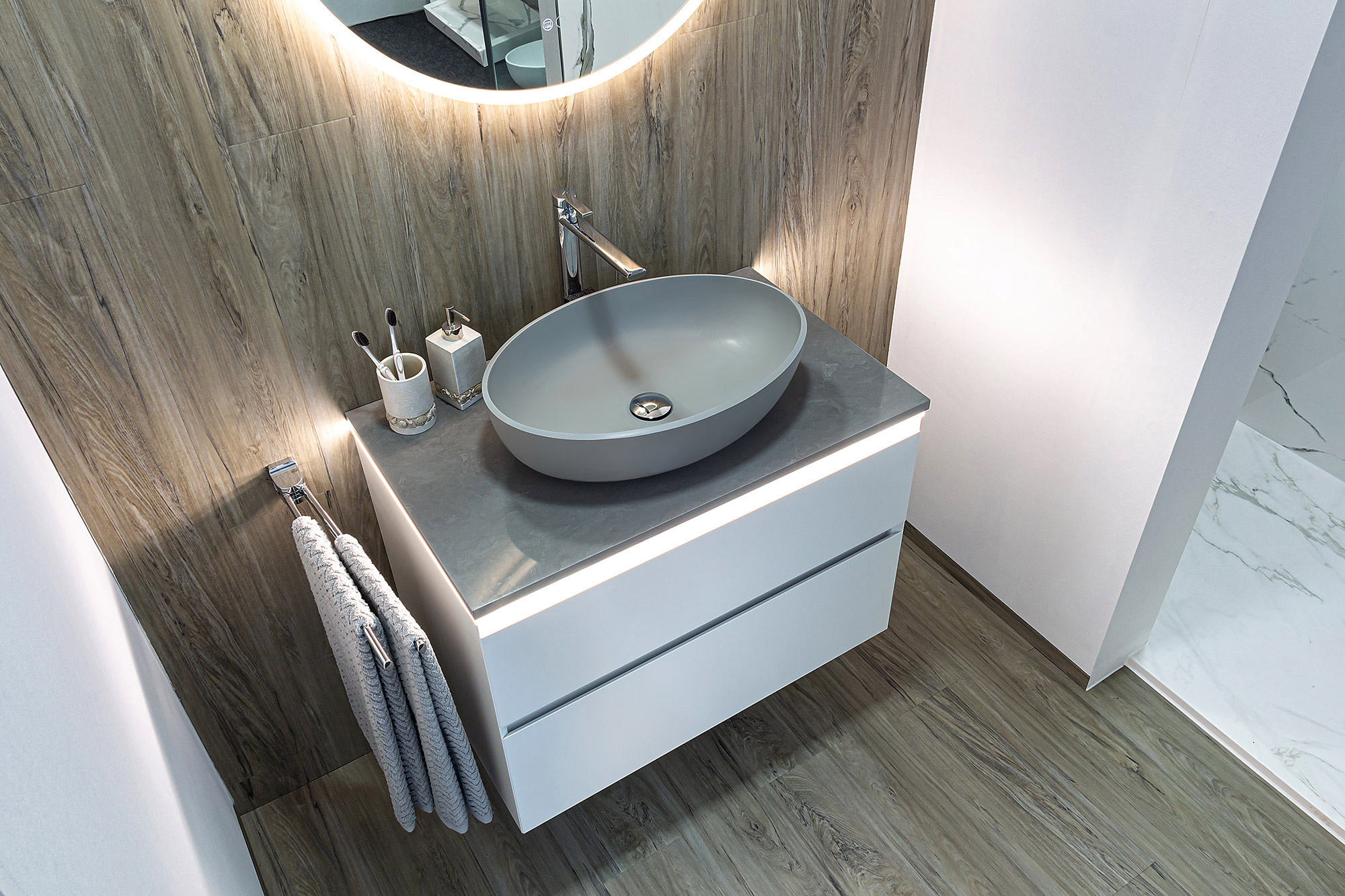 Exklusive Gäste-WC Badmöbel: Weißer 60-80 cm Waschtisch mit eleganter Marmorgrauer Platte und stilvollem Aufsatzbecken.